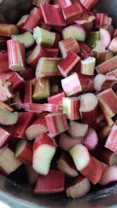 wino rabarbarowe z truskawkami | Svojskie.pl. Domowy wyrób wina i innych smakołyków.